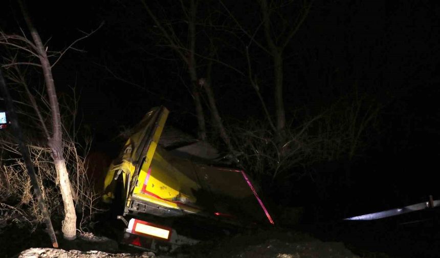 Samsun’da yoldan çıkan tır uçuruma yuvarlandı: 1 yaralı