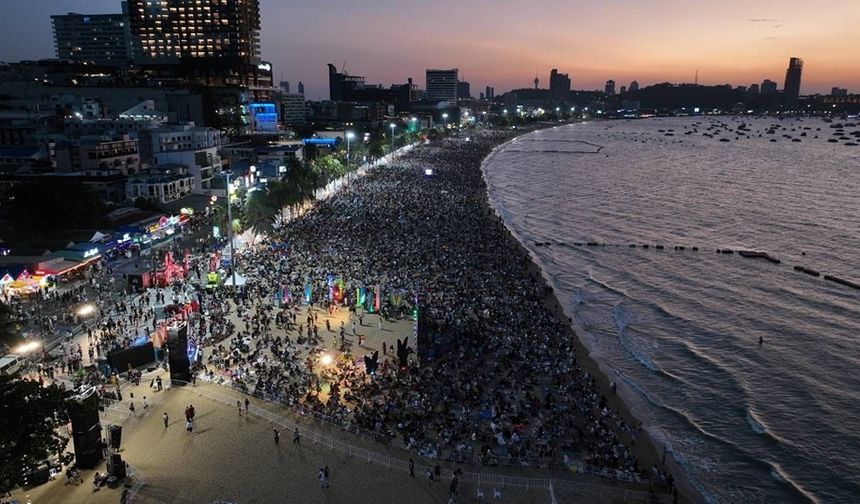 Tayland’da havai fişek festivali, karanlığı renklendirdi