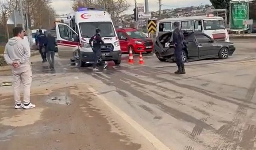 Yalova’da iki otomobil çarpıştı: 3 yaralı